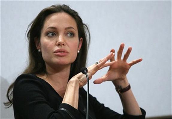 Angelina Jolie’den Bosna Filmi Tartışmalarına Cevap